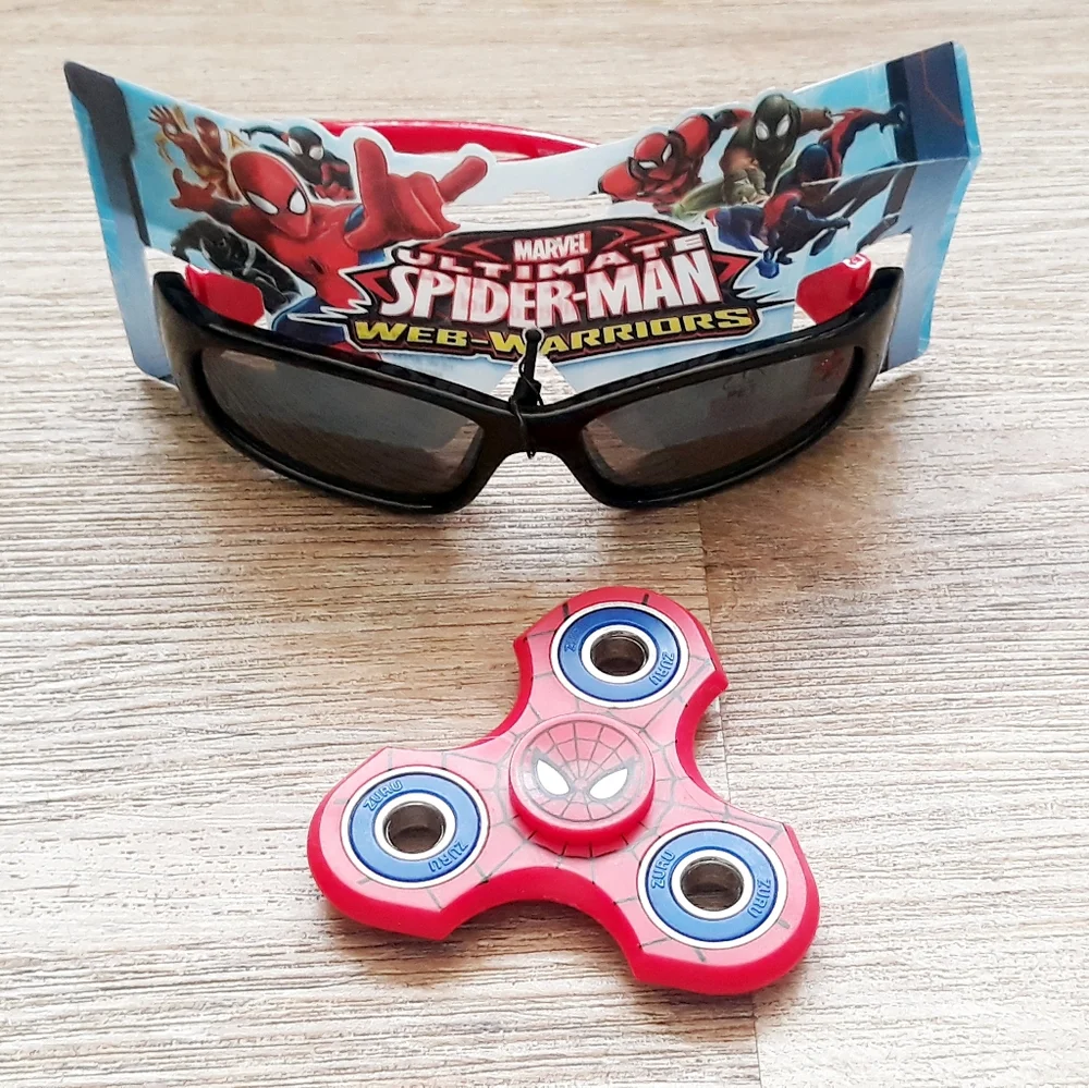 Marvel Ultimate Spider-Man Web Warrior Kids Sunglasses + Red Fidget Spinner